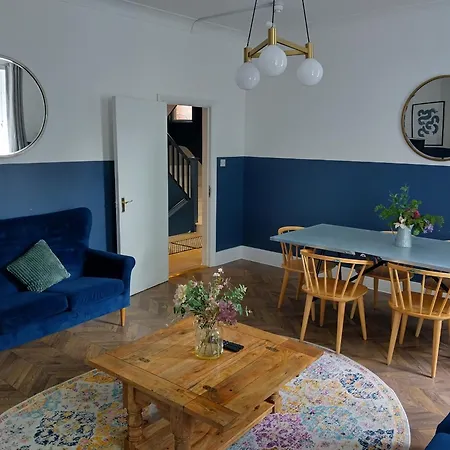 Spacious 5-bedroom, 4-bathroom In Central Zone 1 *
