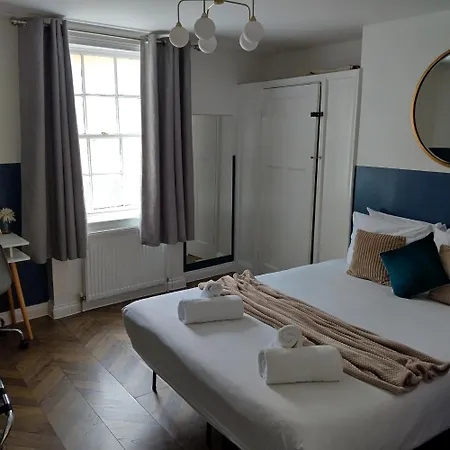Spacious 5-bedroom, 4-bathroom In Central Zone 1 *