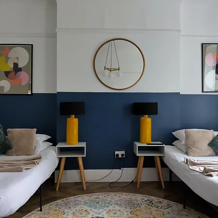 Spacious 5-bedroom, 4-bathroom In Central Zone 1 Apartment