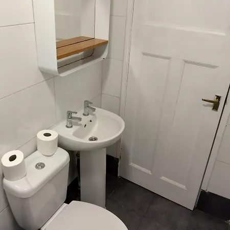 Spacious 5-bedroom, 4-bathroom In Central Zone 1 Apartment *