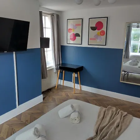 Spacious 5-bedroom, 4-bathroom In Central Zone 1 Apartment *