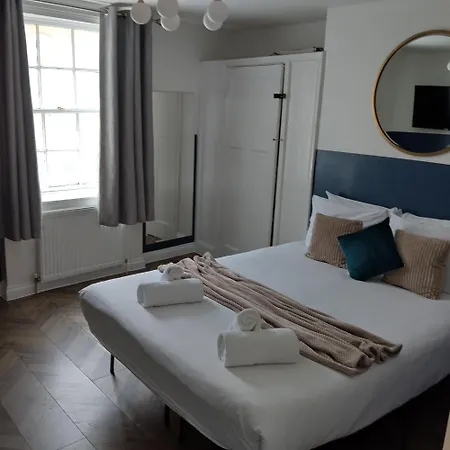 Spacious 5-bedroom, 4-bathroom In Central Zone 1 Apartment