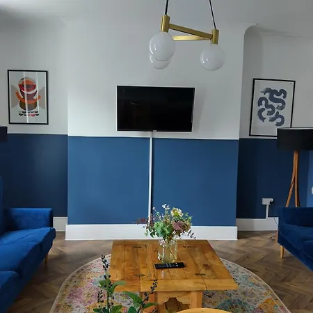 Apartment Spacious 5-bedroom, 4-bathroom In Central Zone 1 *