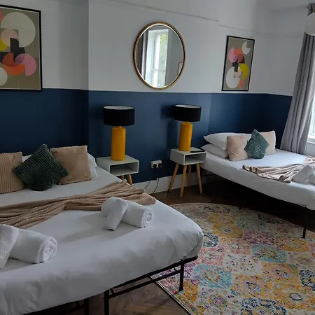 Spacious 5-bedroom, 4-bathroom In Central Zone 1 Apartment *