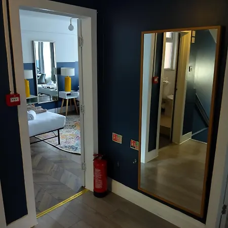Spacious 5-bedroom, 4-bathroom In Central Zone 1 Apartment