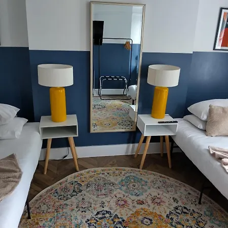 Spacious 5-bedroom, 4-bathroom In Central Zone 1 Apartment *
