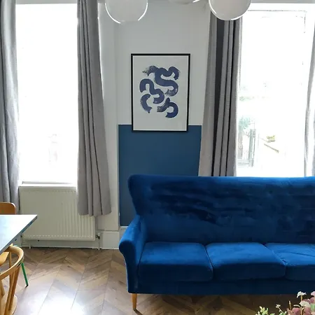 Spacious 5-bedroom, 4-bathroom In Central Zone 1 Apartment