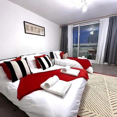 Skyline Apartment, London, Canary Wharf, River Side View And Street Parking Permit * London