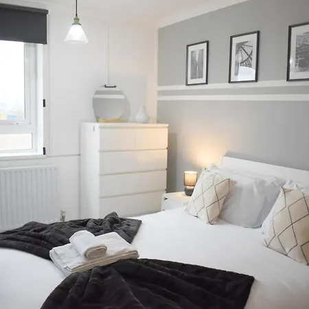 Apartment Skyline Apartment, London, Canary Wharf, River Side View And Street Parking Permit *