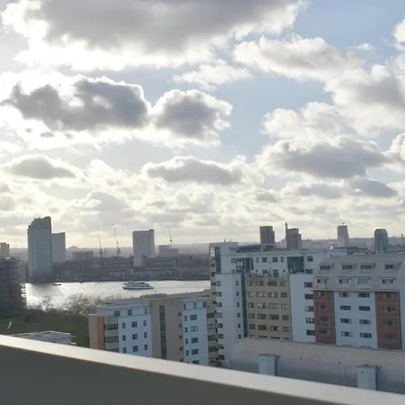Skyline Apartment, London, Canary Wharf, River Side View And Street Parking Permit Apartment