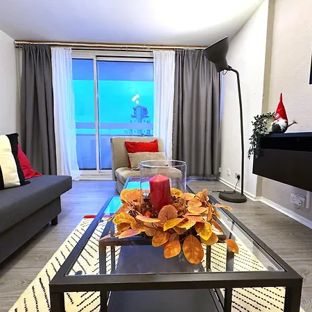 Skyline Apartment, London, Canary Wharf, River Side View And Street Parking Permit London