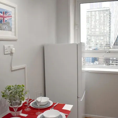Skyline Apartment, London, Canary Wharf, River Side View And Street Parking Permit Apartment *