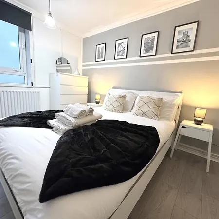 Skyline Apartment, London, Canary Wharf, River Side View And Street Parking Permit Apartment