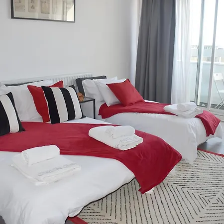Skyline Apartment, London, Canary Wharf, River Side View And Street Parking Permit Apartment London