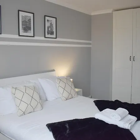 Apartment Skyline Apartment, London, Canary Wharf, River Side View And Street Parking Permit London