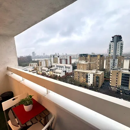 Apartment Skyline Apartment, London, Canary Wharf, River Side View And Street Parking Permit *