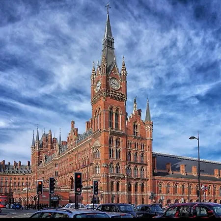 St Pancras Luxury Apartment *