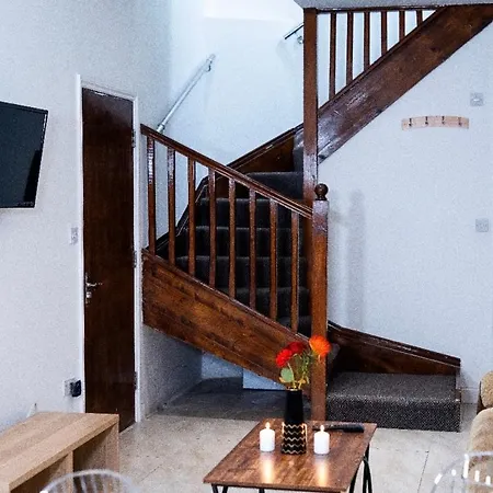 Hammersmith Broadway Apartment *
