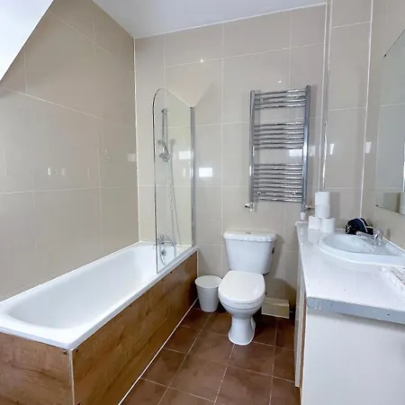 Hammersmith Broadway Apartment *