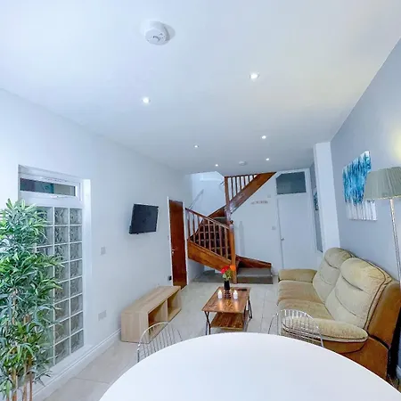 Hammersmith Broadway Apartment