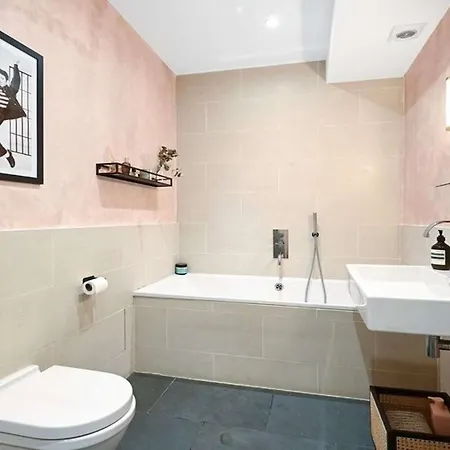 Spacious And Bright 4 Bedroom Flat London