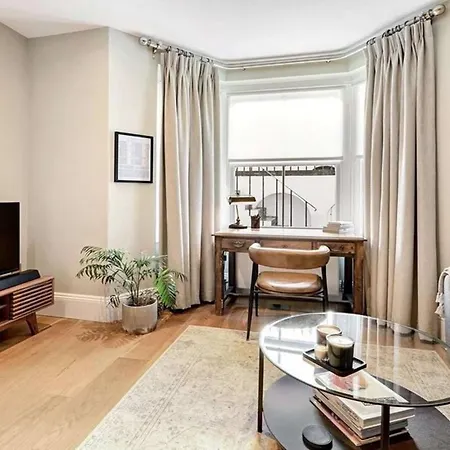 Spacious And Bright 4 Bedroom Flat *