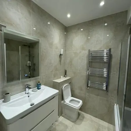 Stylish 2-bedroom Duplex Sleeps 6 Apartment London