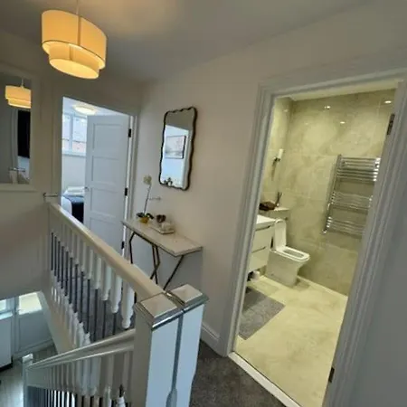 Stylish 2-bedroom Duplex Sleeps 6 Apartment