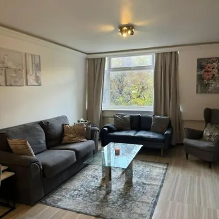 Stylish 2-bedroom Duplex Sleeps 6 Apartment