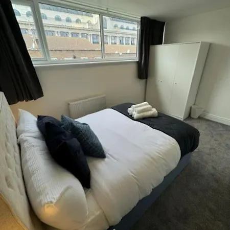 Stylish 2-bedroom Duplex Sleeps 6 Apartment *