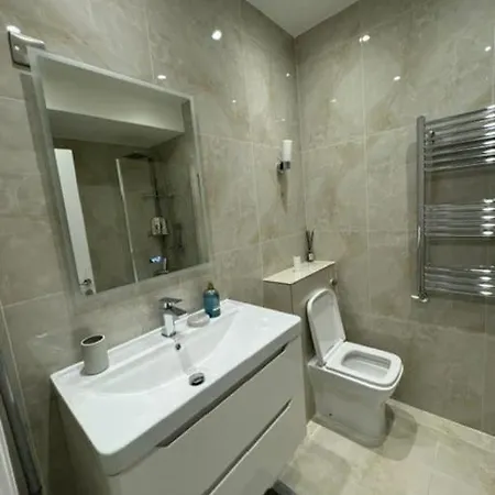 Apartment Stylish 2-bedroom Duplex Sleeps 6 *