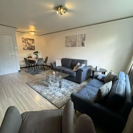 Apartment Stylish 2-bedroom Duplex Sleeps 6 London