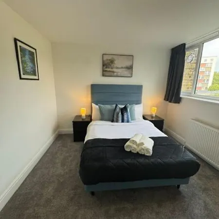 Stylish 2-bedroom Duplex Sleeps 6 *