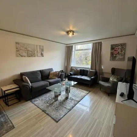 Stylish 2-bedroom Duplex Sleeps 6 * London