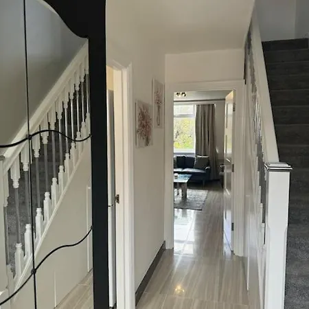 Stylish 2-bedroom Duplex Sleeps 6 Apartment