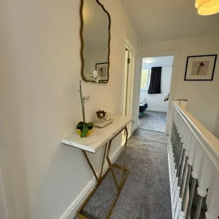 Apartment Stylish 2-bedroom Duplex Sleeps 6