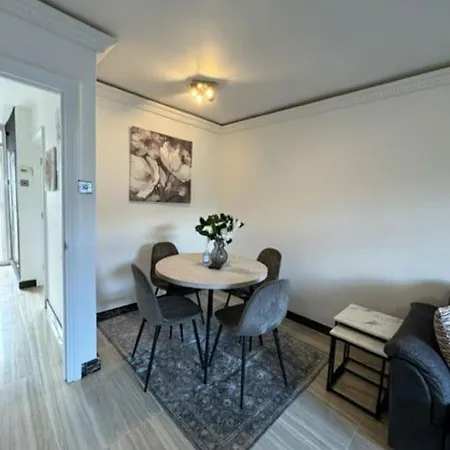 Stylish 2-bedroom Duplex Sleeps 6 Apartment *