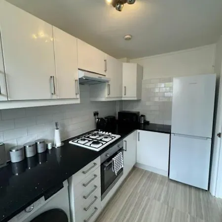 Stylish 2-bedroom Duplex Sleeps 6 Apartment London
