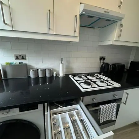 Apartment Stylish 2-bedroom Duplex Sleeps 6 London