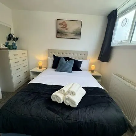 Stylish 2-bedroom Duplex Sleeps 6 *