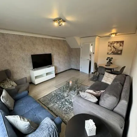 Stylish 2-bedroom Duplex Sleeps 6