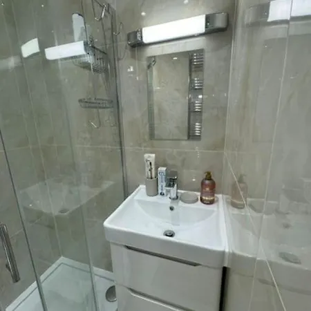 Apartment Stylish 2-bedroom Duplex Sleeps 6