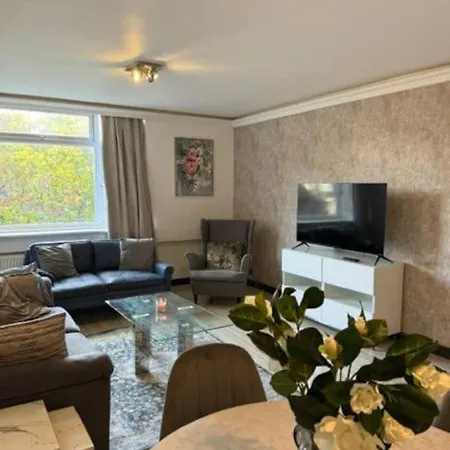 Stylish 2-bedroom Duplex Sleeps 6 Apartment *