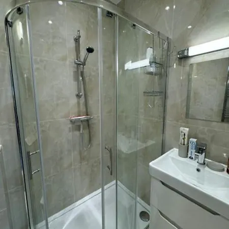 Stylish 2-bedroom Duplex Sleeps 6 *