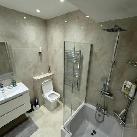 Stylish 2-bedroom Duplex Sleeps 6 * London