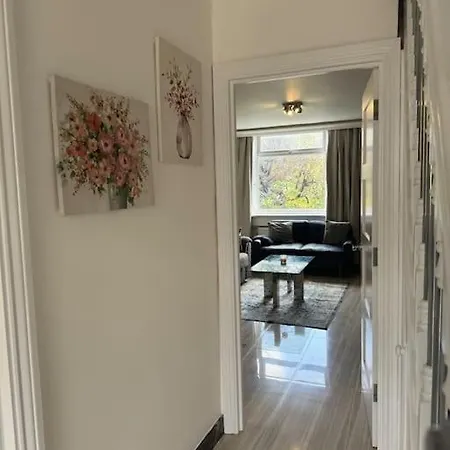 Stylish 2-bedroom Duplex Sleeps 6 Apartment *