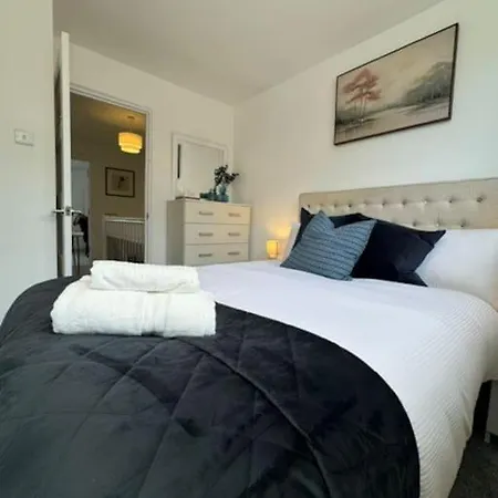 Apartment Stylish 2-bedroom Duplex Sleeps 6 *