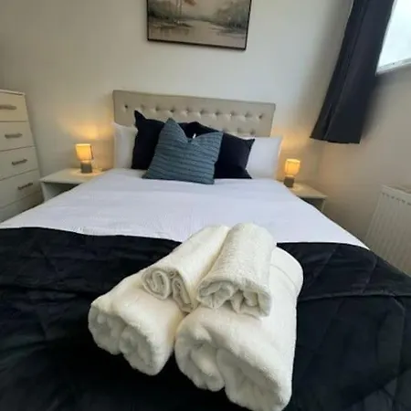 Stylish 2-bedroom Duplex Sleeps 6 Apartment London