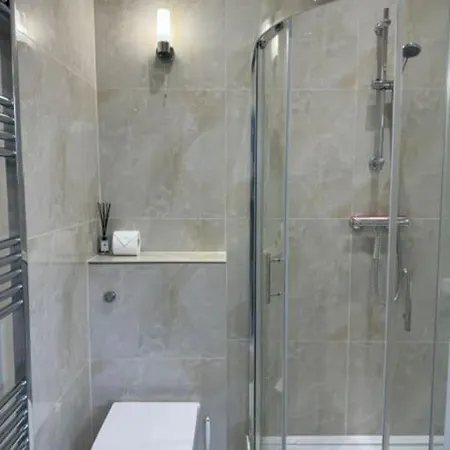 Stylish 2-bedroom Duplex Sleeps 6 London