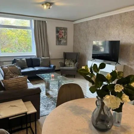 Stylish 2-bedroom Duplex Sleeps 6